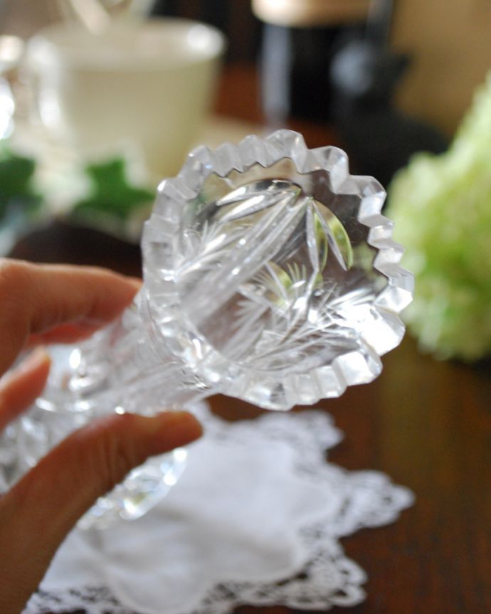 アンティーク 雑貨のガラス小物 アンティーク雑貨 スリムで美しい一輪挿しのアンティークプレスドグラス、フラワーベース。上から見るとこんな感じです。(pg-4132)