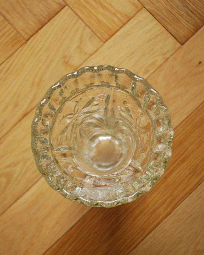 アンティーク 雑貨のガラス小物　アンティーク雑貨　たっぷりのお花と一緒に輝くフラワーベース（花器）プレスドグラス。上から見るとこんな感じです。(pg-4134)