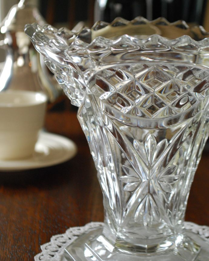 フラワーベース　アンティーク雑貨　ゴージャスなアンティークフラワーベースプレスドグラス。縁から脚まで美しいデザインです。(pg-4135)