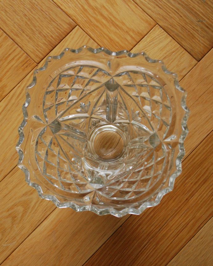 フラワーベース　アンティーク雑貨　ゴージャスなアンティークフラワーベースプレスドグラス。上から見たときもキレイです。(pg-4135)