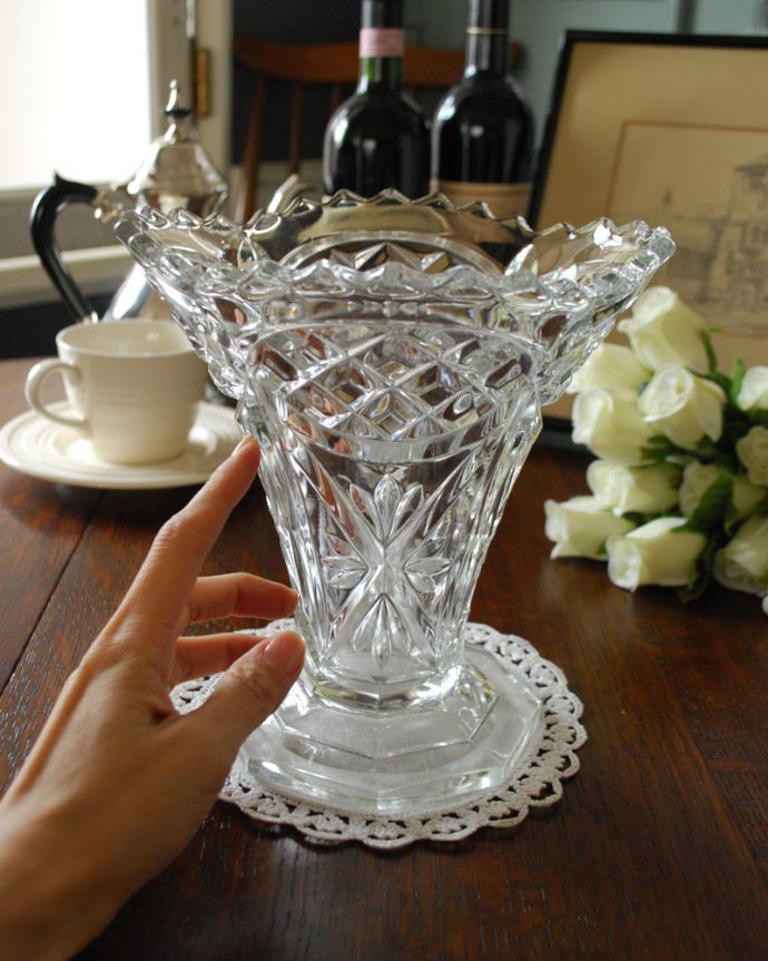 フラワーベース　アンティーク雑貨　ゴージャスなアンティークフラワーベースプレスドグラス。置いておくだけで華やかな存在感です。(pg-4135)