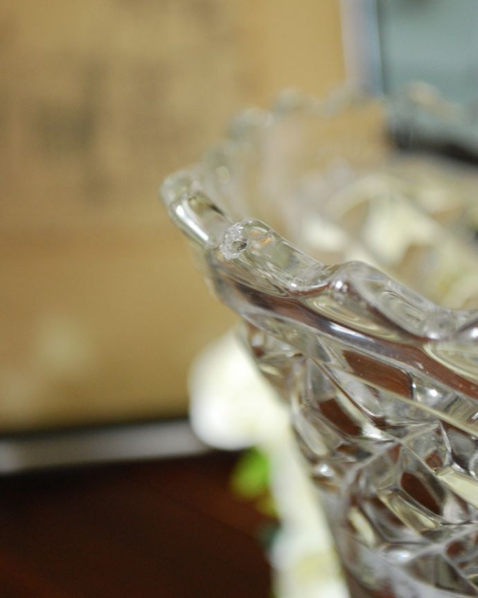 フラワーベース　アンティーク雑貨　ゴージャスなアンティークフラワーベースプレスドグラス。アンティークのため、多少の欠け・傷がある場合がありますが、使用上問題はありませんので、ご了承下さい。(pg-4135)