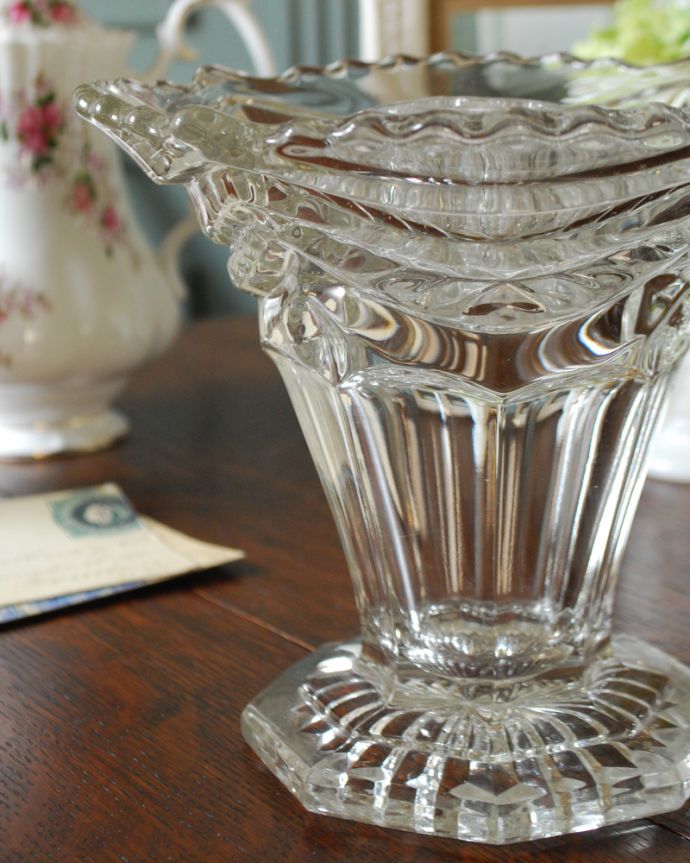 フラワーベース アンティーク雑貨 ガラス留め付きのアンティークプレスドグラスのフラワーベース。光が当たるときらきら輝きます。(pg-4143)
