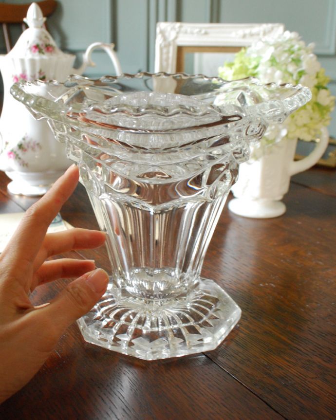 フラワーベース アンティーク雑貨 ガラス留め付きのアンティークプレスドグラスのフラワーベース。飾るだけで絵になる美しさ。(pg-4143)