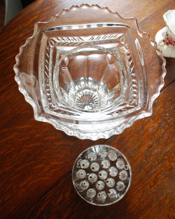 フラワーベース アンティーク雑貨 ガラス留め付きのアンティークプレスドグラスのフラワーベース。花を生けるのに便利な仕切りがついてます。(pg-4143)