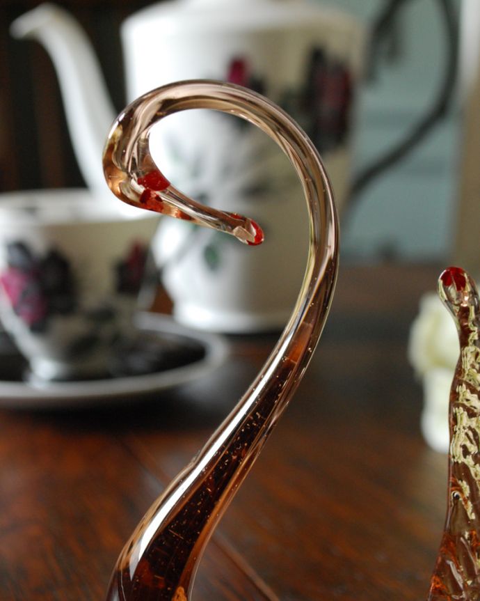 オブジェ、ベル アンティーク雑貨 オレンジブラウンのスワンオブジェ、アンティークプレスドグラス。しなやかなラインが美しい、優雅なスワンです。(pg-4160)