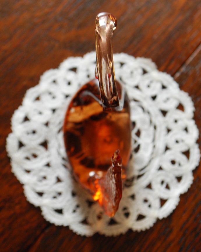 オブジェ、ベル アンティーク雑貨 オレンジブラウンのスワンオブジェ、アンティークプレスドグラス。アンティークのため、多少の欠け・傷がある場合がありますが、使用上問題はありませんので、ご了承下さい。(pg-4160)