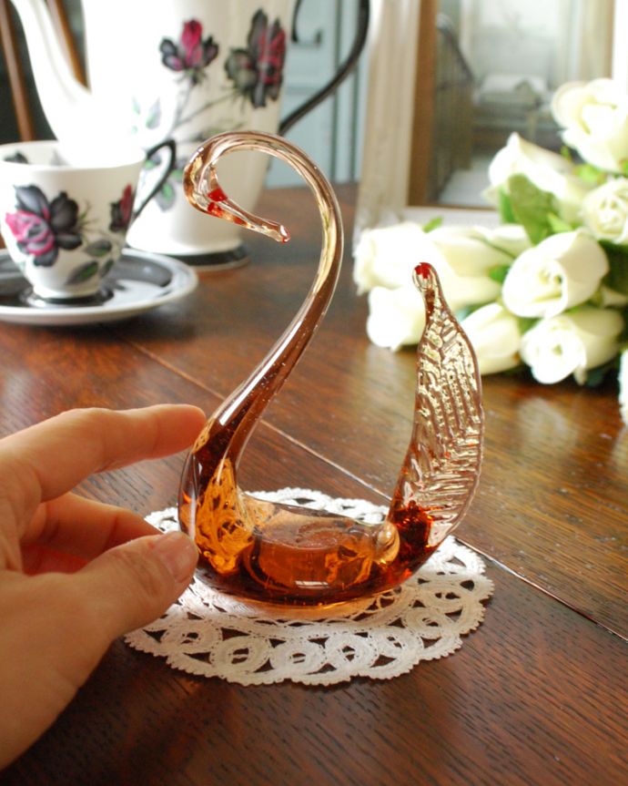 オブジェ、ベル アンティーク雑貨 オレンジブラウンのスワンオブジェ、アンティークプレスドグラス。どこにディスプレイしても美しいスワンのオブジェです。(pg-4160)