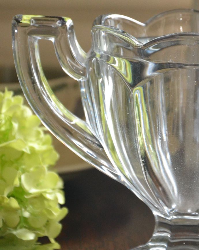 アンティーク 雑貨のガラス小物　アンティーク雑貨　持ち手と脚付きガラスボウル（アンティークプレスドグラス）。アンティークのため、多少の欠け・傷がある場合がありますが、使用上問題はありませんので、ご了承下さい。(pg-4207)