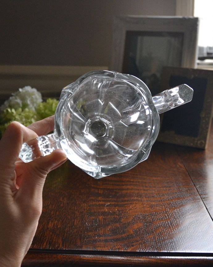 アンティーク 雑貨のガラス小物　アンティーク雑貨　持ち手と脚付きガラスボウル（アンティークプレスドグラス）。上から見てもキレイです。(pg-4207)