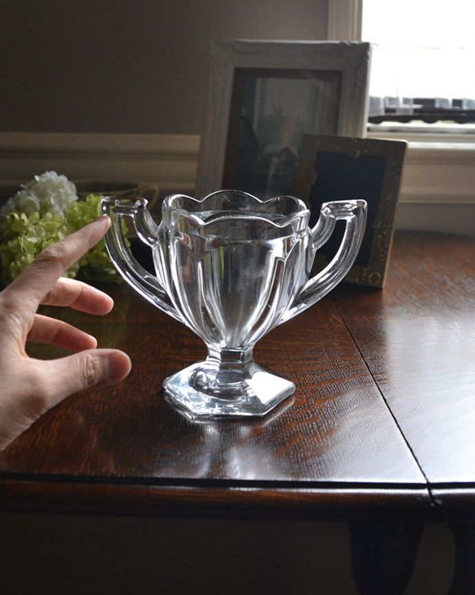 アンティーク 雑貨のガラス小物　アンティーク雑貨　持ち手と脚付きガラスボウル（アンティークプレスドグラス）。可愛らしいサイズのボウルです。(pg-4207)