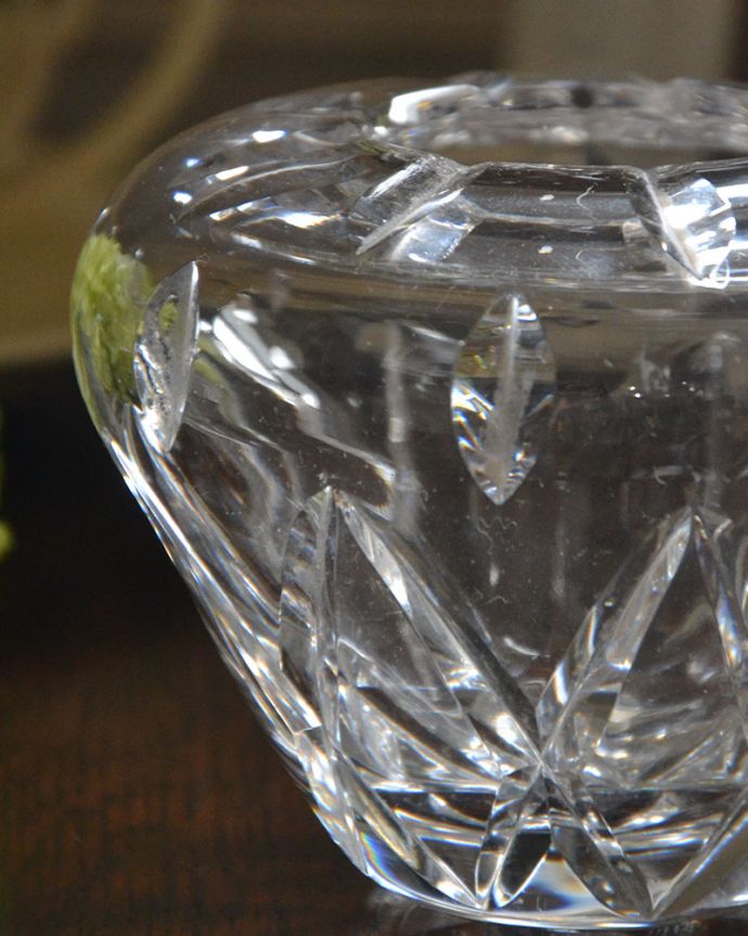 アンティーク 雑貨のガラス小物　アンティーク雑貨　シルエットが可愛いガラスボール（フラワーベース）、アンティークプレスドグラス。アンティークのため、多少の欠け・傷がある場合がありますが、使用上問題はありませんので、ご了承下さい。(pg-4208)