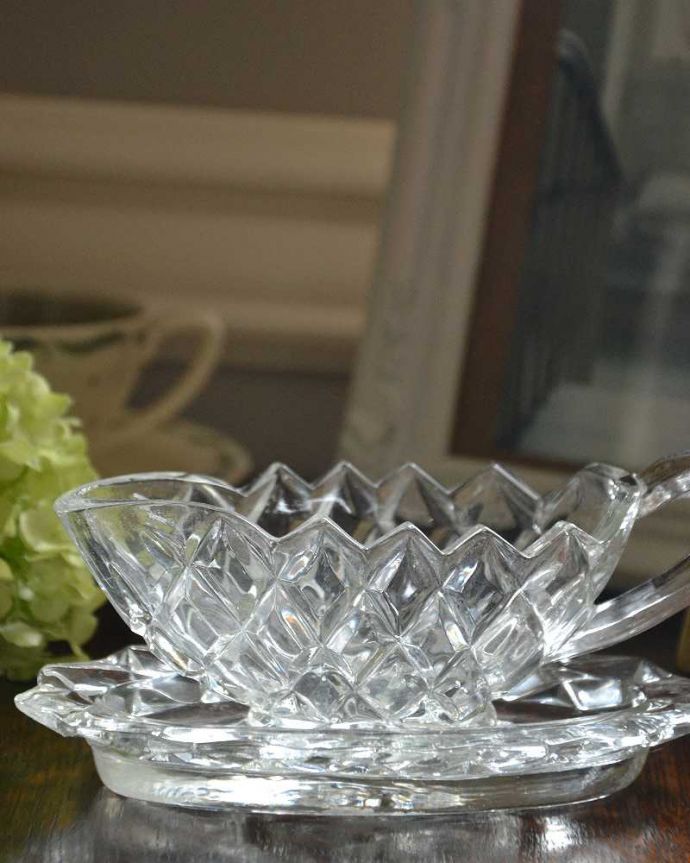 デザートグラス、ボウル(器) アンティーク雑貨 ダイヤカットが美しいガラスソースボート(アンティークプレスドグラス)。アンティークのため、多少の欠け・傷がある場合がありますが、使用上問題はありませんので、ご了承下さい。(pg-4214)