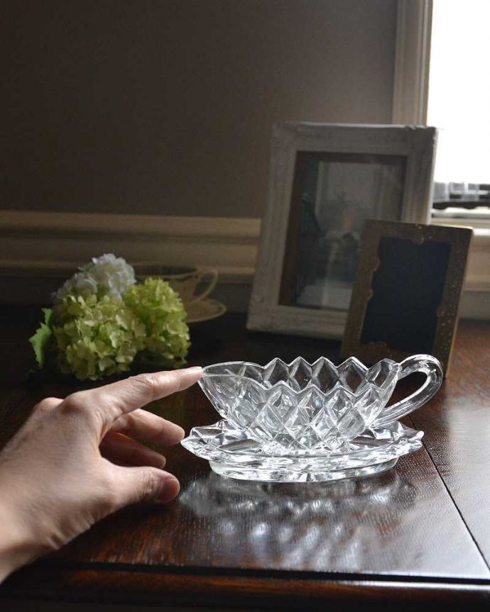 デザートグラス、ボウル(器) アンティーク雑貨 ダイヤカットが美しいガラスソースボート(アンティークプレスドグラス)。フラワーベースにしても素敵です。(pg-4214)
