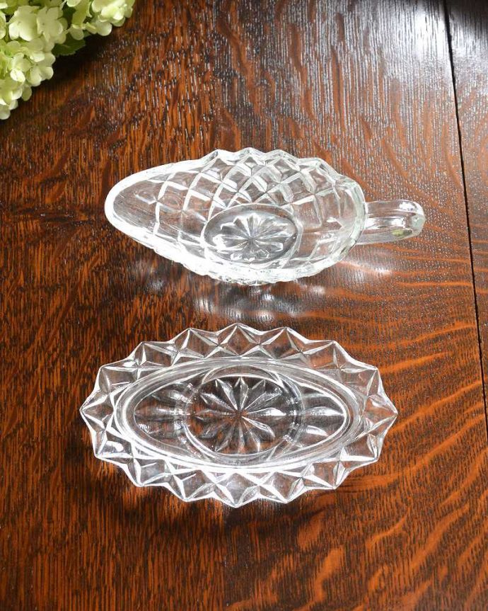 デザートグラス、ボウル(器) アンティーク雑貨 ダイヤカットが美しいガラスソースボート(アンティークプレスドグラス)。トレーもセットでお届けします。(pg-4214)