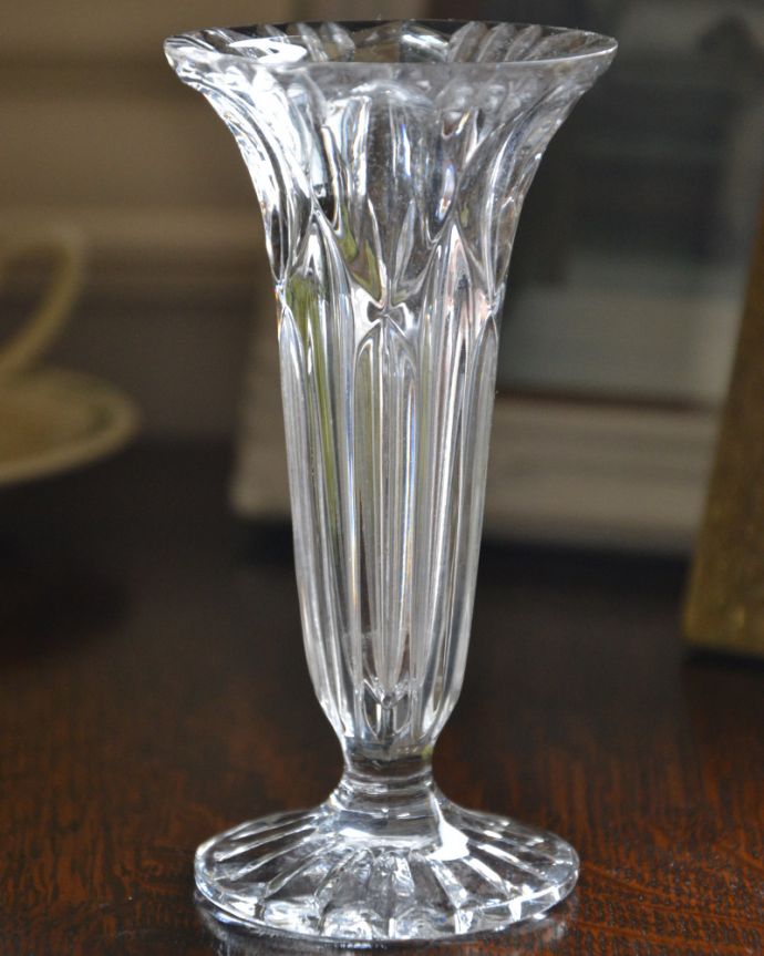 アンティーク 雑貨のガラス小物 アンティーク雑貨 素敵な一輪挿し(プレスドグラス)ガラスのアンティークフラワーベース。アンティークのため、多少の欠け・傷がある場合がありますが、使用上問題はありませんので、ご了承下さい。(pg-4217)