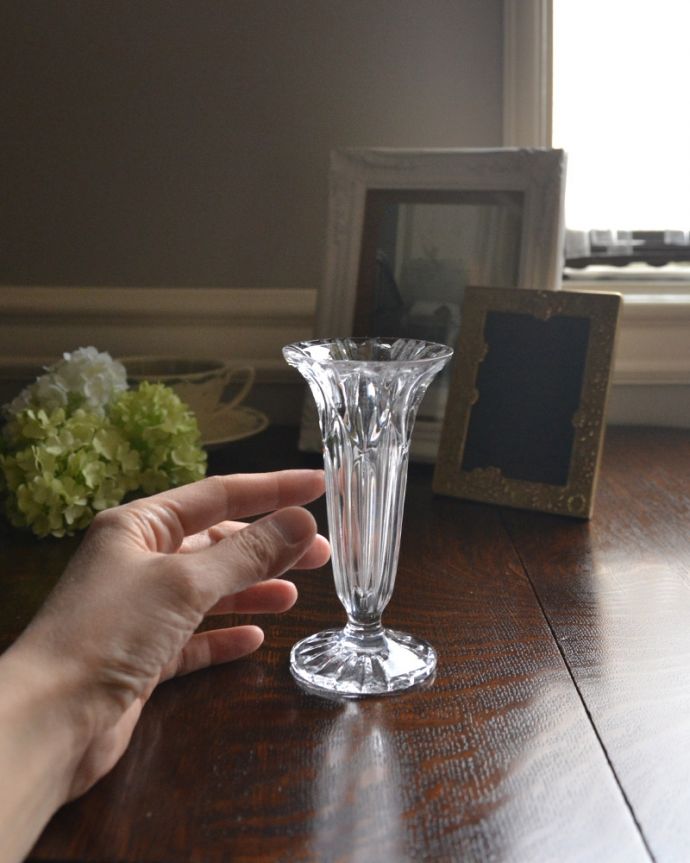 アンティーク 雑貨のガラス小物 アンティーク雑貨 素敵な一輪挿し(プレスドグラス)ガラスのアンティークフラワーベース。飾るだけで絵になる美しさ。(pg-4217)