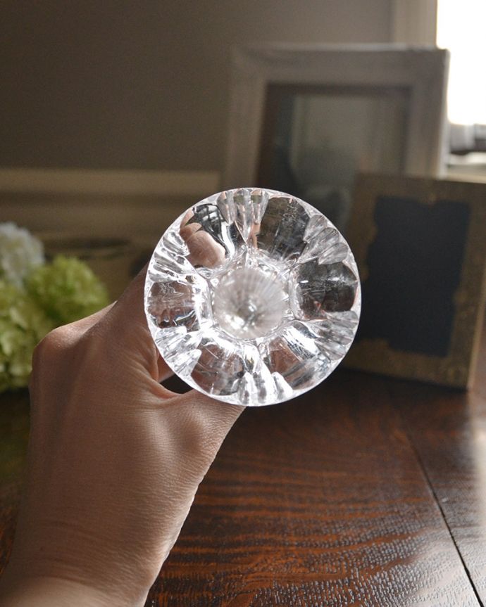 アンティーク 雑貨のガラス小物 アンティーク雑貨 素敵な一輪挿し(プレスドグラス)ガラスのアンティークフラワーベース。上から見るとこんな感じです。(pg-4217)