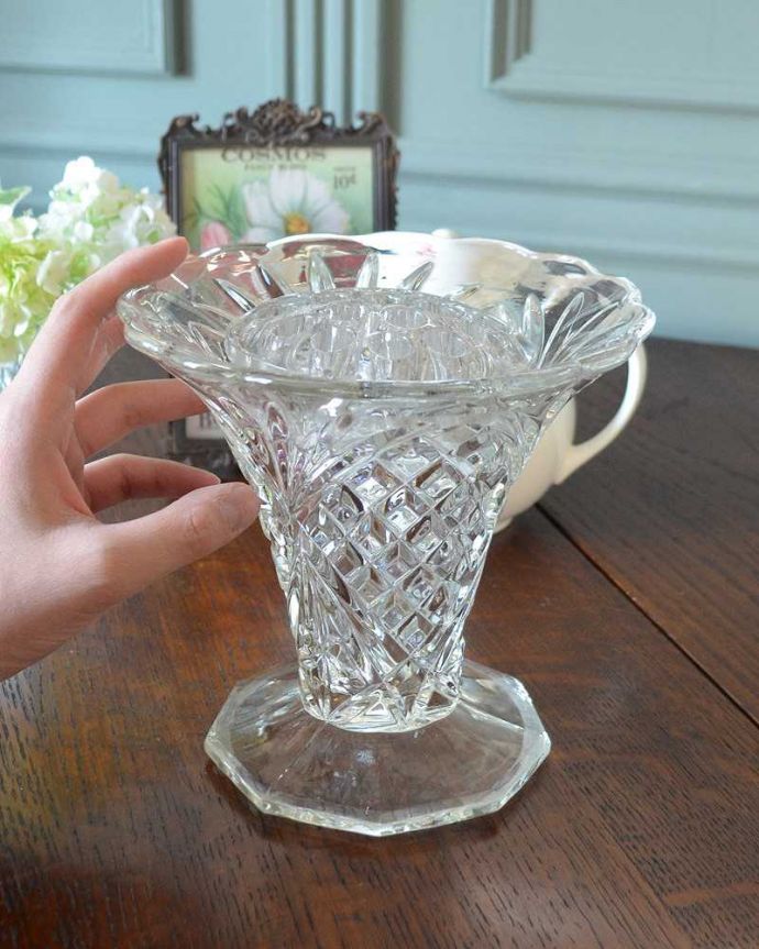 アンティーク 雑貨のガラス小物 アンティーク雑貨 ダイヤカットが美しい、ガラス留めが付いたアンティークのフラワーベース(花器)。飾るだけで絵になる美しさ。(pg-4223)