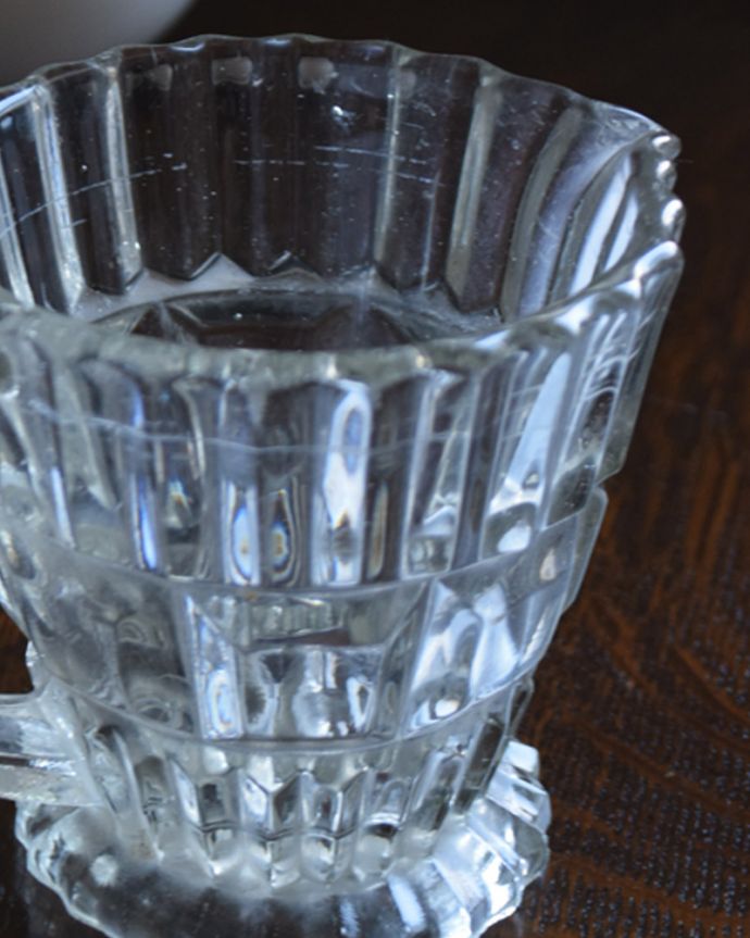 アンティーク 雑貨のガラス小物　アンティーク雑貨　アンティークのプレスドグラス、カッティングが美しいミニピッチャー。アンティークのため、多少の欠け・傷がある場合がありますが、使用上問題はありませんので、ご了承下さい。(pg-4224)