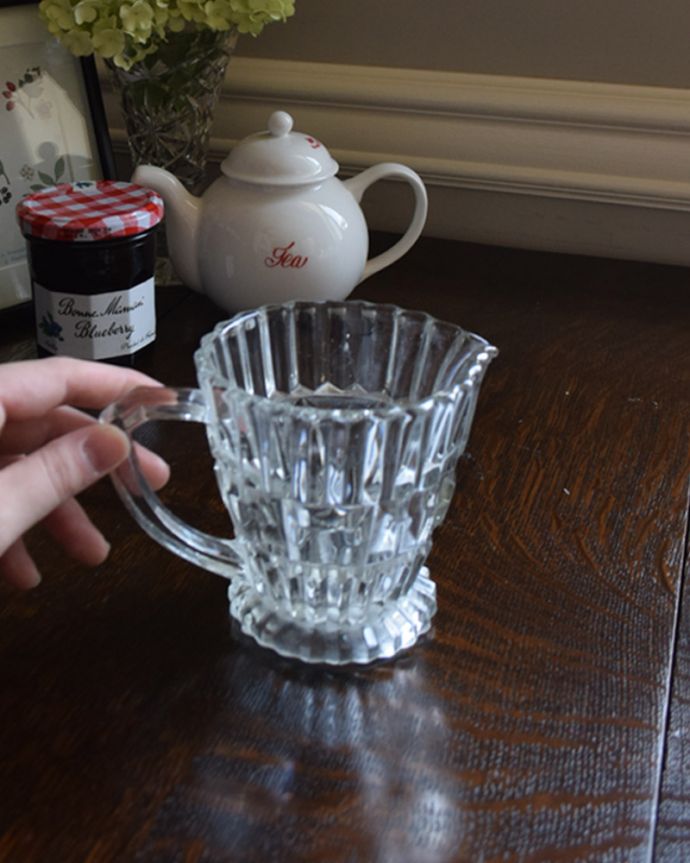 アンティーク 雑貨のガラス小物　アンティーク雑貨　アンティークのプレスドグラス、カッティングが美しいミニピッチャー。フラワーベースにしても素敵です。(pg-4224)