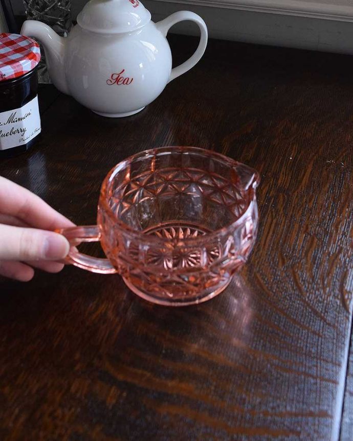 アンティーク 雑貨のガラス小物　アンティーク雑貨　可愛いピンクのピッチャー、アンティーク プレスドグラス。フラワーベースにしても素敵ですね！。(pg-4231)