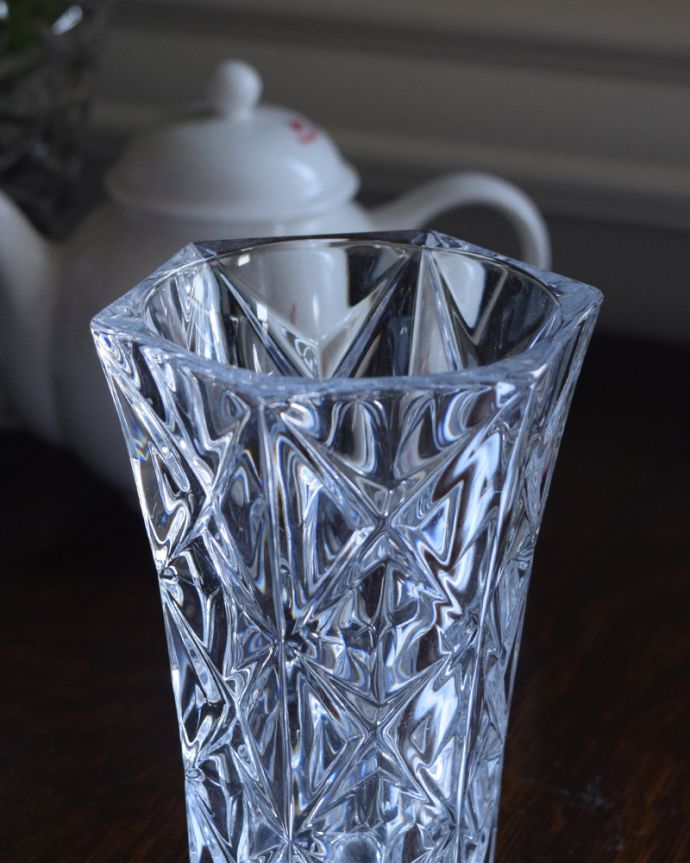 アンティーク 雑貨のガラス小物　アンティーク雑貨　光に当たると特別輝くプレスドグラス、アンティークガラスのフラワーベース。アンティークのため、多少の欠け・傷がある場合がありますが、使用上問題はありませんので、ご了承下さい。(pg-4255)