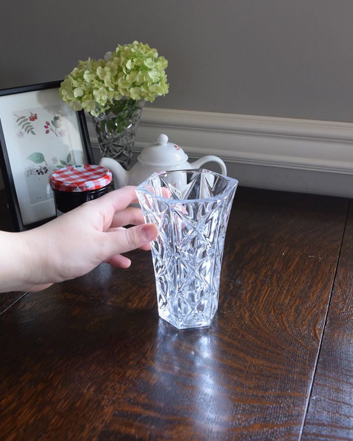 アンティーク 雑貨のガラス小物　アンティーク雑貨　光に当たると特別輝くプレスドグラス、アンティークガラスのフラワーベース。飾るだけで絵になる美しさ。(pg-4255)