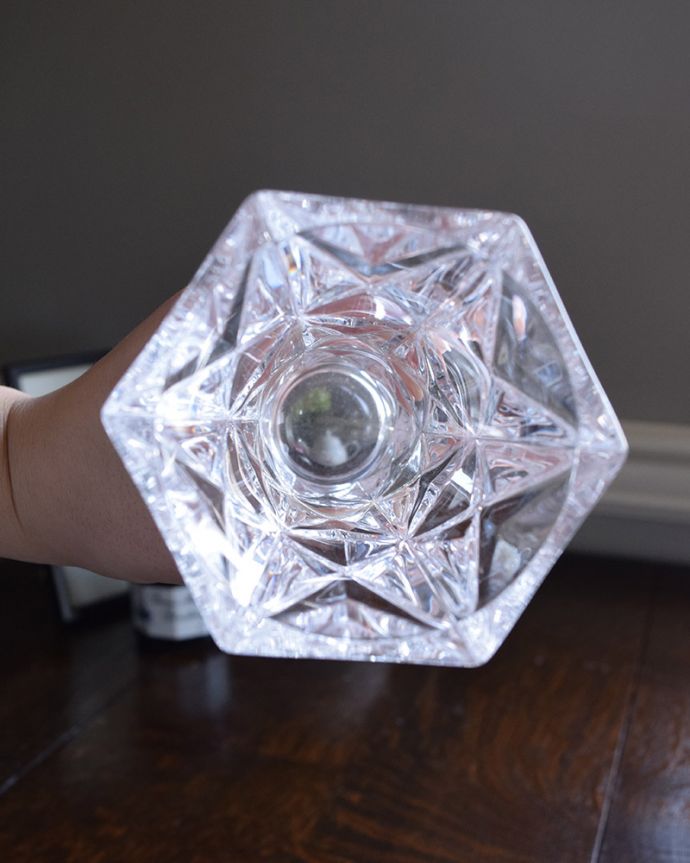 アンティーク 雑貨のガラス小物　アンティーク雑貨　光に当たると特別輝くプレスドグラス、アンティークガラスのフラワーベース。上から見ても美しいカッティングです。(pg-4255)