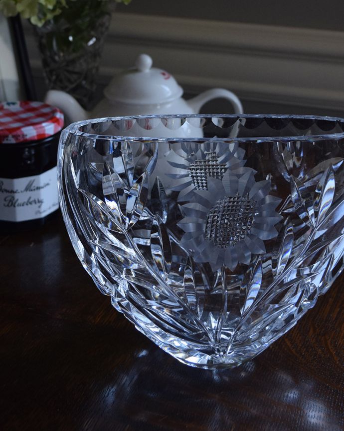 アンティーク 雑貨のガラス小物　アンティーク雑貨　とってもお洒落な花器、アンティークプレスドグラスのガラスボウル。アンティークのため、多少の欠け・傷がある場合がありますが、使用上問題はありませんので、ご了承下さい。(pg-4258)