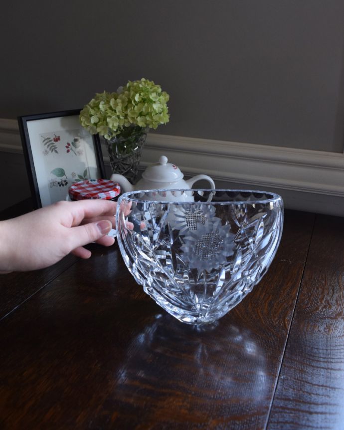 アンティーク 雑貨のガラス小物　アンティーク雑貨　とってもお洒落な花器、アンティークプレスドグラスのガラスボウル。飾るだけで絵になる美しさ。(pg-4258)