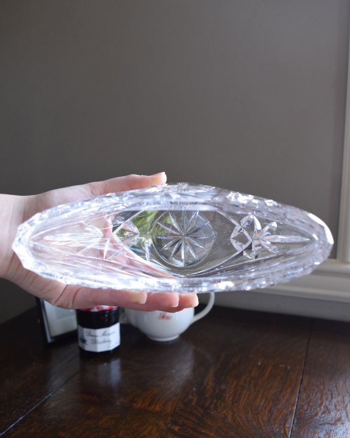アンティーク 雑貨のガラス小物　アンティーク雑貨　とってもお洒落な花器、アンティークプレスドグラスのガラスボウル。上から見ても美しく楽しめるデザインです。(pg-4258)
