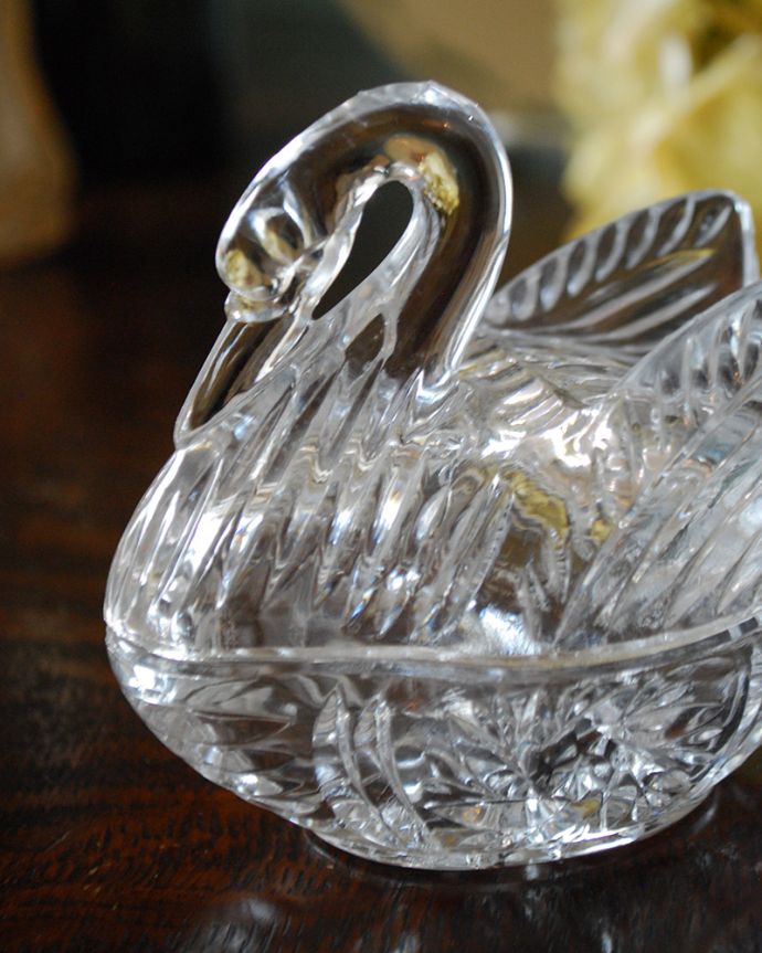 アンティーク 雑貨のガラス小物　アンティーク雑貨　優雅なスタイルのスワンの小物入れ、アンティークプレスドグラス。アンティークのため、多少の欠け・傷がある場合がありますが、使用上問題はありませんので、ご了承下さい。(pg-4264)