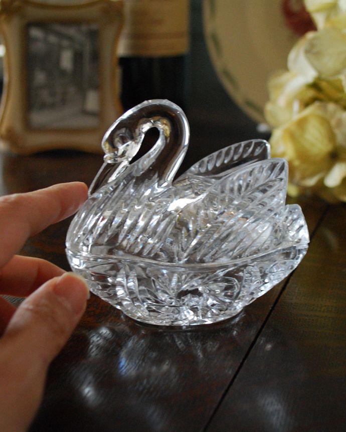 アンティーク 雑貨のガラス小物　アンティーク雑貨　優雅なスタイルのスワンの小物入れ、アンティークプレスドグラス。どこにディスプレイしても美しいスワンのオブジェです。(pg-4264)