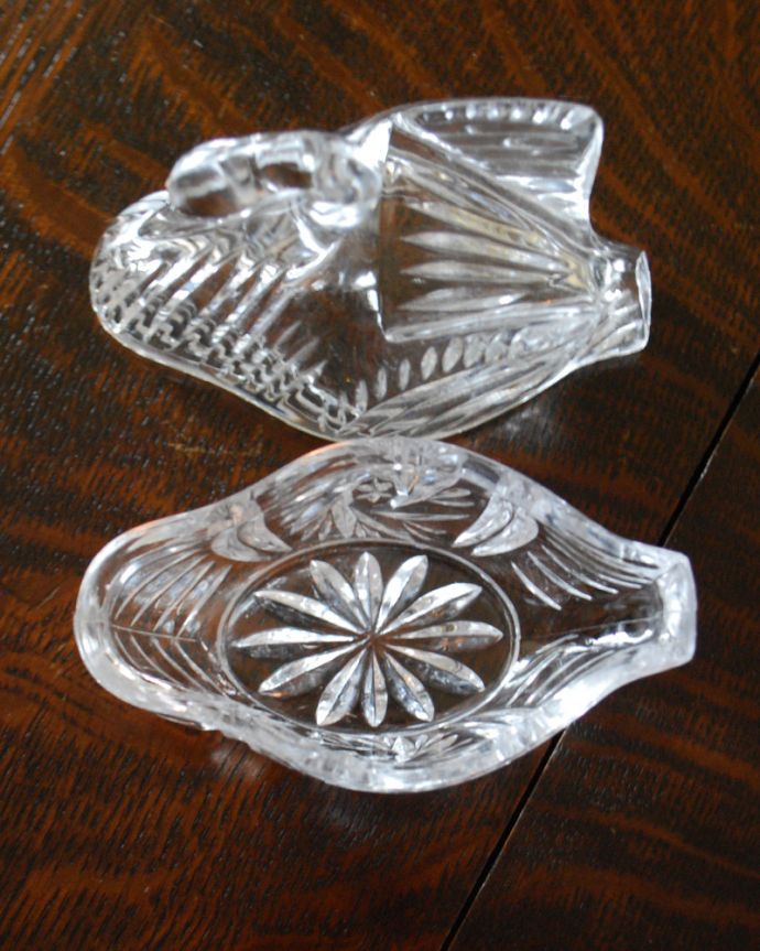 アンティーク 雑貨のガラス小物　アンティーク雑貨　優雅なスタイルのスワンの小物入れ、アンティークプレスドグラス。上から見るとこんな感じ。(pg-4264)