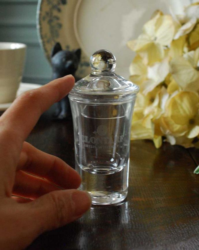 アンティーク 雑貨のガラス小物　アンティーク雑貨　アンティークのプレスドグラス、蓋付きのウィスキーのショットグラス。置いてあるだけで可愛いシルエットです。(pg-4279)