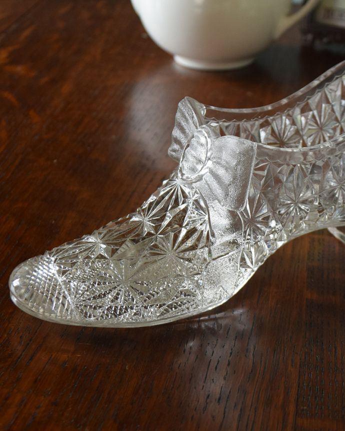 アンティーク 雑貨のガラス小物 アンティーク雑貨 大きなリボンが付いた輝くガラスの靴、アンティークプレスドグラス。アンティークのため、多少の欠け・傷がある場合がありますが、使用上問題はありませんので、ご了承下さい。(pg-4283)