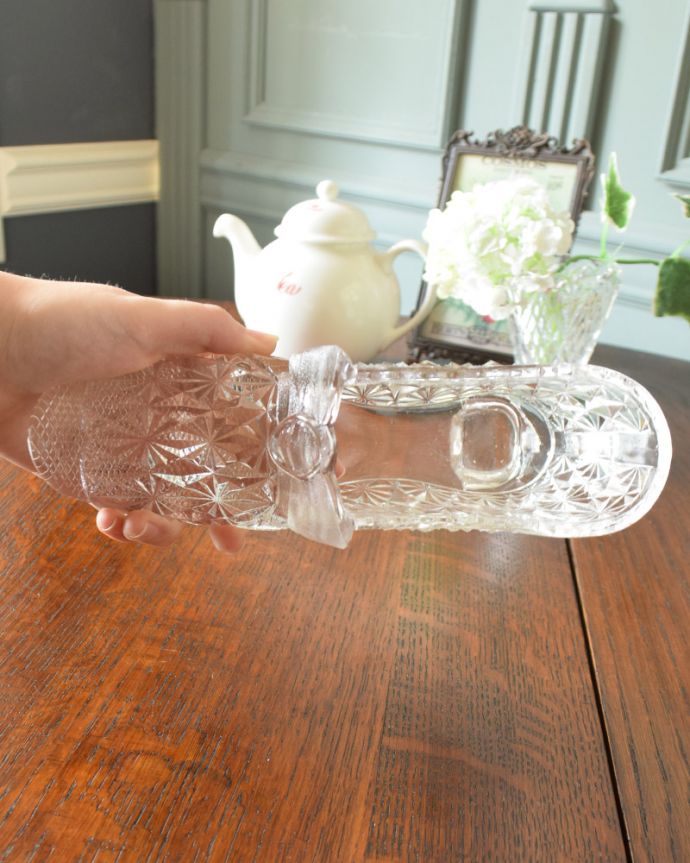 アンティーク 雑貨のガラス小物 アンティーク雑貨 大きなリボンが付いた輝くガラスの靴、アンティークプレスドグラス。つま先からヒールの部分まで全てガラスで出来たとっても美しい靴です。(pg-4283)