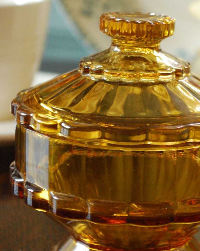 アンティーク 雑貨のガラス小物　アンティーク雑貨　アンバーカラーがキレイなプレスドグラス　アンティークガラスの小物入れ。アクセントカラーの中でもどんなインテリアにも馴染みやすく人気のアンバー色。(pg-4285)