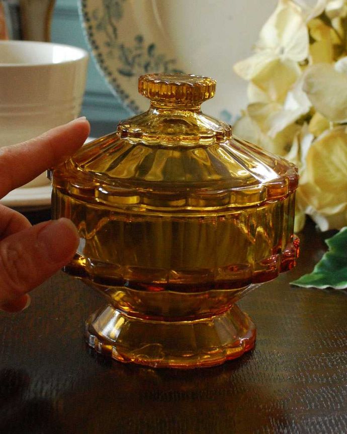 アンティーク 雑貨のガラス小物　アンティーク雑貨　アンバーカラーがキレイなプレスドグラス　アンティークガラスの小物入れ。どこに置いても華やかなガラスのケースです。(pg-4285)