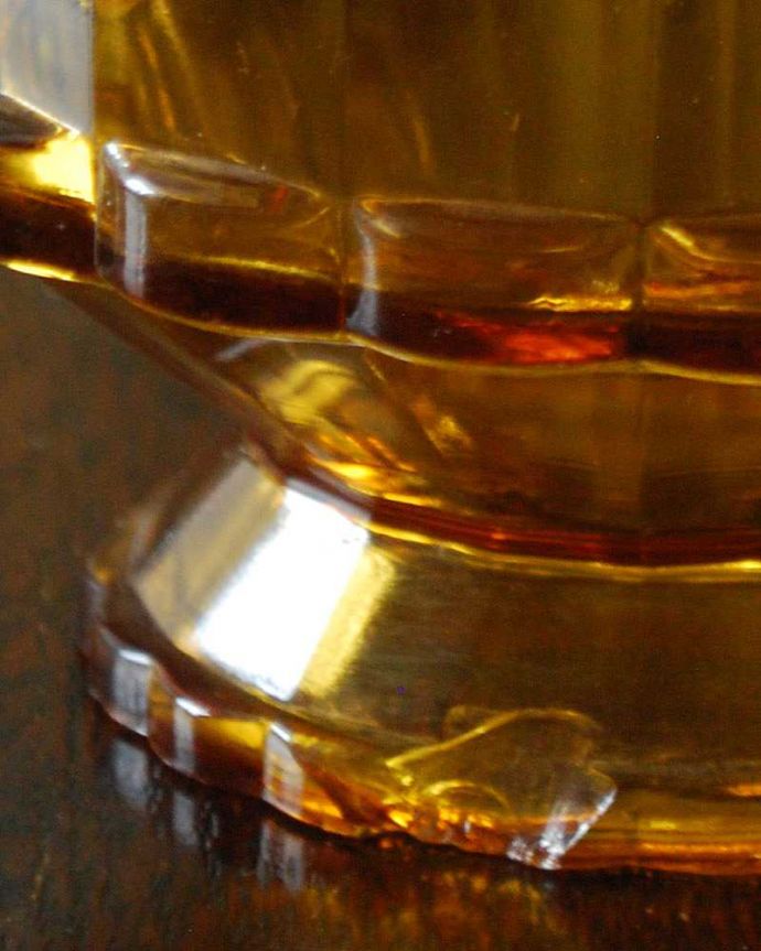 アンティーク 雑貨のガラス小物　アンティーク雑貨　アンバーカラーがキレイなプレスドグラス　アンティークガラスの小物入れ。アンティークのため、多少の欠け・傷がある場合がありますが、使用上問題はありませんので、ご了承下さい。(pg-4285)