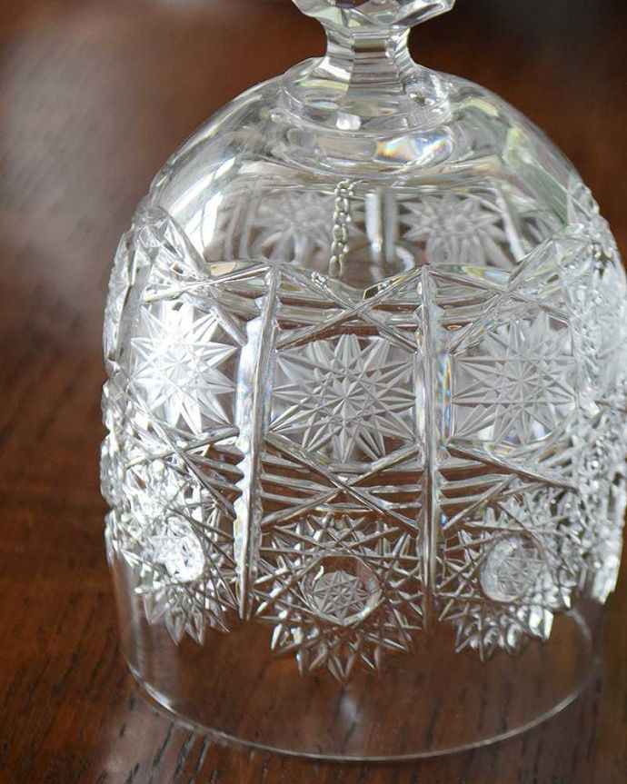 オブジェ、ベル　アンティーク雑貨　お花がたっぷり刻まれた美しいガラスのディナーベル　アンティークプレスドグラス。アンティークのため、多少の欠け・傷がある場合がありますが、使用上問題はありませんので、ご了承下さい。(pg-4286)