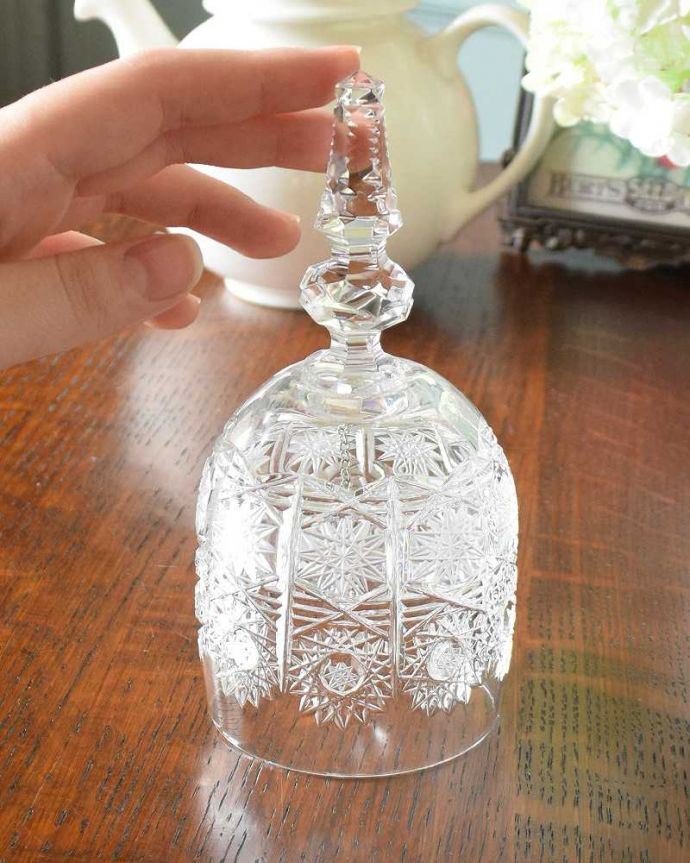 オブジェ、ベル　アンティーク雑貨　お花がたっぷり刻まれた美しいガラスのディナーベル　アンティークプレスドグラス。お部屋のどこに置いても素敵なインテリアになります。(pg-4286)