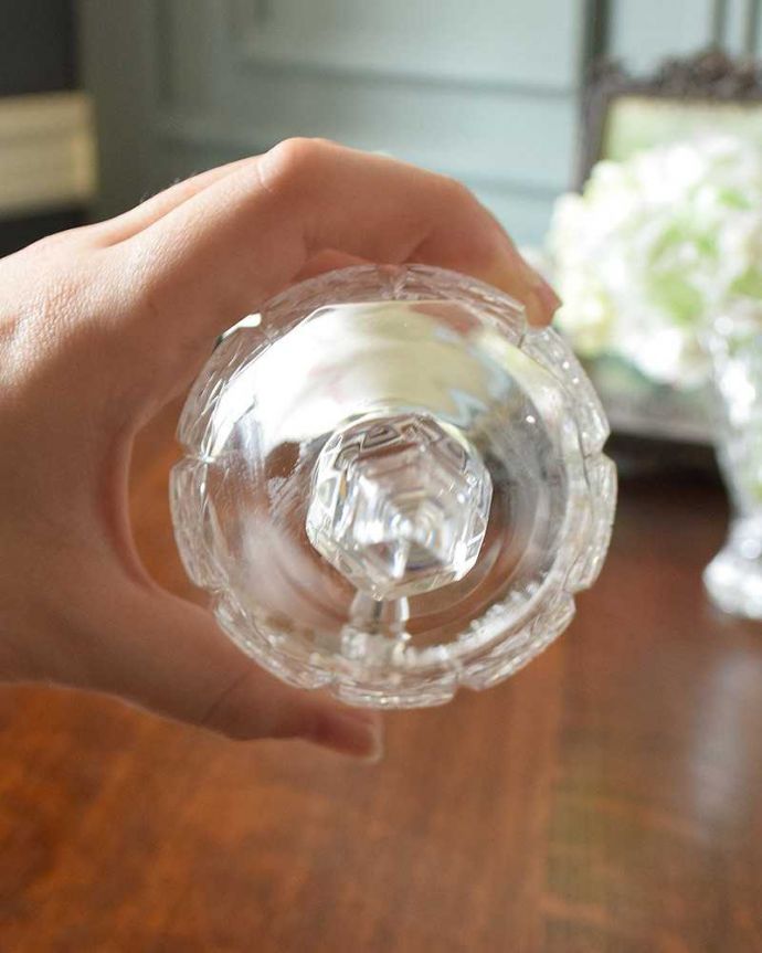 オブジェ、ベル　アンティーク雑貨　お花がたっぷり刻まれた美しいガラスのディナーベル　アンティークプレスドグラス。澄んだ音色が楽しめます。(pg-4286)