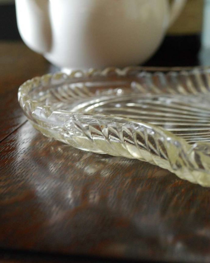 アンティーク 雑貨のガラス小物 アンティーク雑貨 華やかなデザインがテーブルを彩る、アンティークのガラストレー(プレート) 。細かいカッティングはきらきら輝きます。(pg-4301)