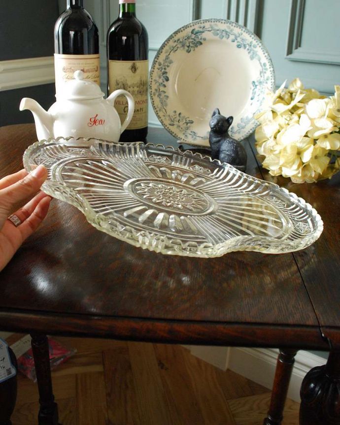 アンティーク 雑貨のガラス小物 アンティーク雑貨 華やかなデザインがテーブルを彩る、アンティークのガラストレー(プレート) 。フルーツやスイーツを乗せたり、アクセサリーを置いたり、使い方はあなた次第です。(pg-4301)