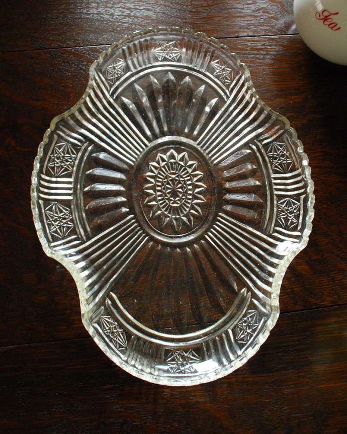 アンティーク 雑貨のガラス小物 アンティーク雑貨 華やかなデザインがテーブルを彩る、アンティークのガラストレー(プレート) 。上から見ても美しいカッティングです。(pg-4301)