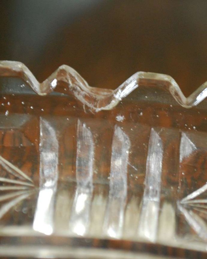 アンティーク 雑貨のガラス小物 アンティーク雑貨 華やかなデザインがテーブルを彩る、アンティークのガラストレー(プレート) 。アンティークのため、多少の欠け・傷がある場合がありますが、使用上問題はありませんので、ご了承下さい。(pg-4301)