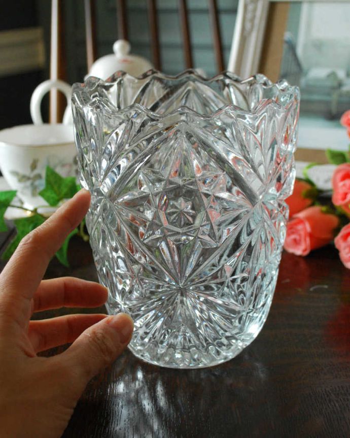 アンティーク 雑貨のガラス小物　アンティーク雑貨　優雅に光輝くフラワーベース、アンティークプレスドグラス（花器）。飾るだけで絵になる美しさ。(pg-4346)