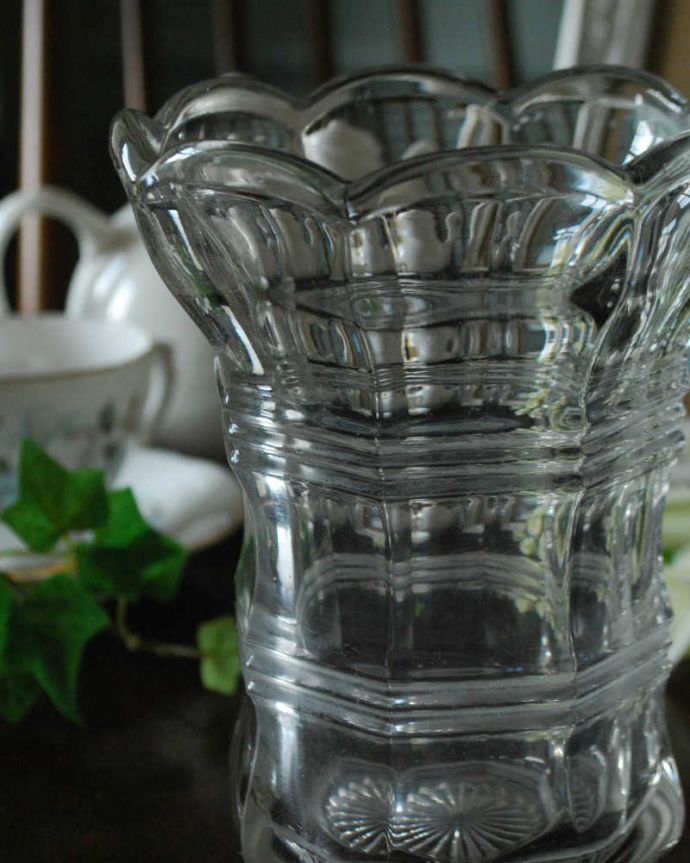 フラワーベース　アンティーク雑貨　アンティークガラスのフラワーベース、縁どりが可愛いお花のようなプレスドグラス。光に当たる度、キラキラと輝きを放ちます。(pg-4347)